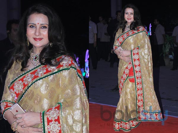 खुशी के मौके पर पहने थोड़ा चमकीला 