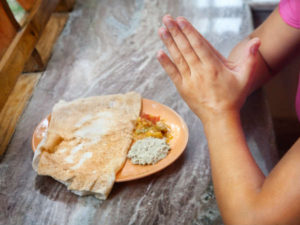 6. भोजन देने वाले को धन्यवाद करें 6. भोजन देने वाले को धन्यवाद करें