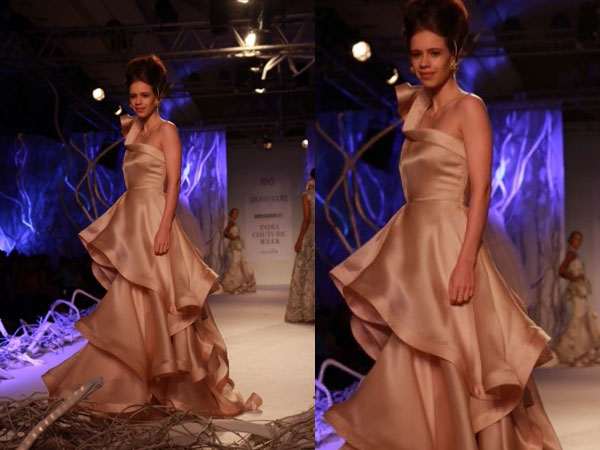 फ्रिल्‍ल वाला गाउन