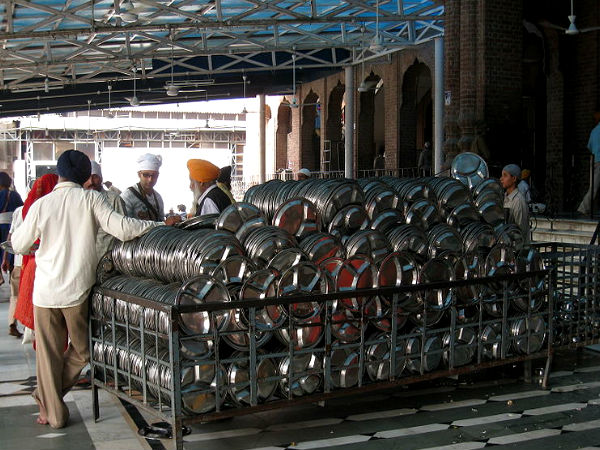 4. लंगर में 2 लाख से ज्यादा लोग खाते हैं 