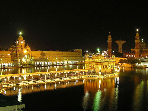 5. सीढियां ऊपर नहीं, नीचे जाती हैं 