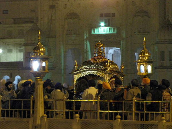 6. सोने की पालकी 