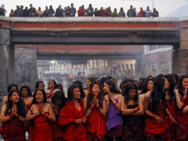 अविवाहित लड़कियां पूजा नहीं कर सकती 