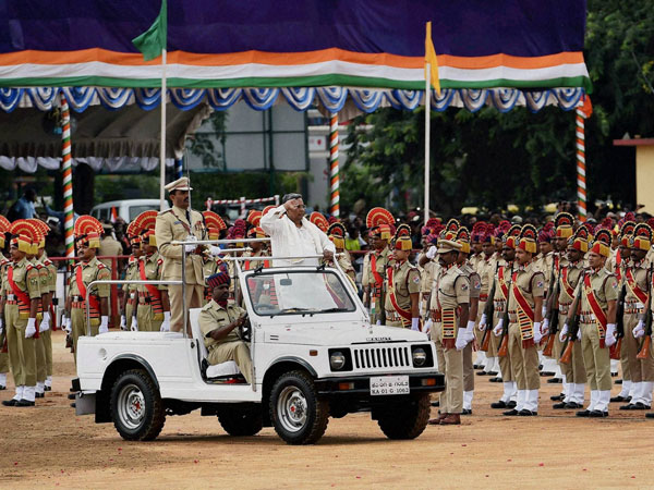 परेड करवाएं: 