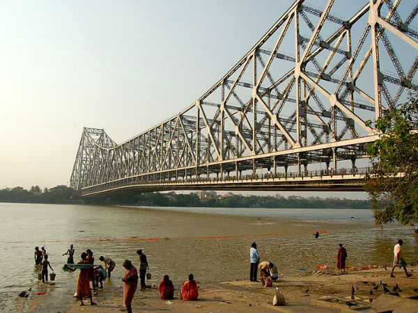 7. हावड़ा ब्रिज के नीचे गंगा में: 