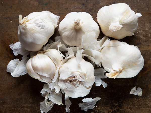  Kitchen Tips To Peel Garlic In 5 Minutes 1