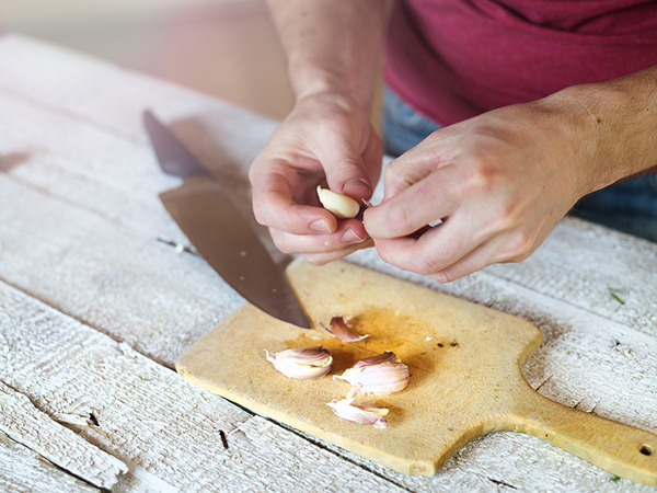  Kitchen Tips To Peel Garlic In 5 Minutes 