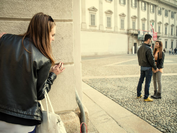  1.अपने साथी का पीछा ना करें 