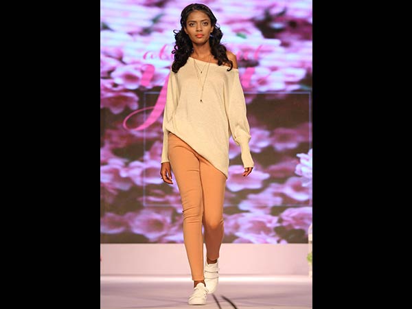 ऑफ शोल्डर टी-ए-टी