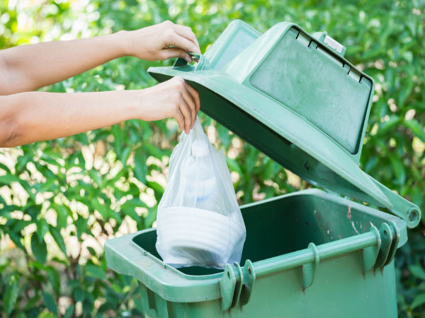 घर का कूंड़ा फेंकने के बाद 