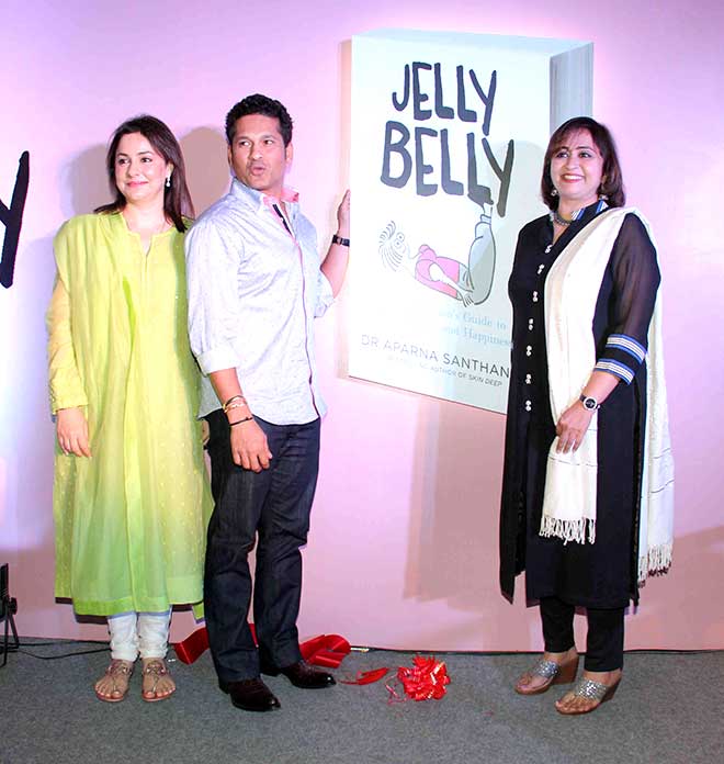  Sachin Tendulkar was snapped launching Dr. Arpana Santhanams book Jelly Belly. While at the event, he was seen wearing stripe polka dot shirt & denim pant. सचिन स्‍पोर्ट पर्सन रह चुके हैं इसीलिए शायद उनका फैशन सेन्स काफी अच्‍छा है, क्योंकि वे जब भी किसी इवेंट में जाते हैं तो वे काफी स्टाइलिश और आकर्षक लगते हैं।