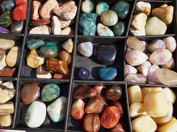 1. जेमस्‍टोन थेरेपी फेशियल: 