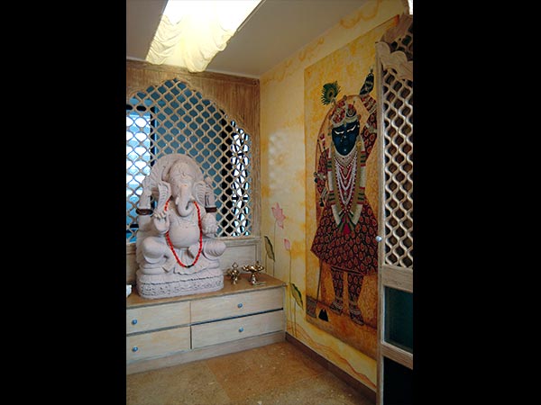 कलात्मक पूजा रूम 