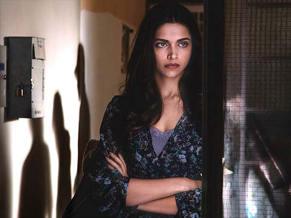 8. लैस स्‍पेग्‍टी के साथ फ्लोरल पोंचु: