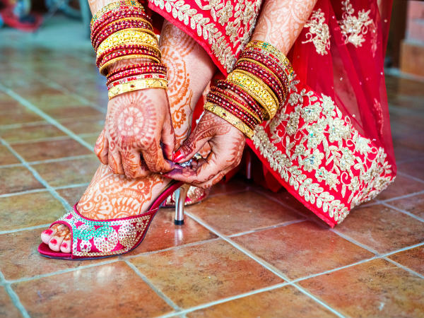  #1. मेहंदी लगाना