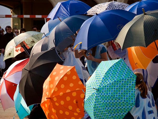  घर के अंदर छाता नहीं खोलते