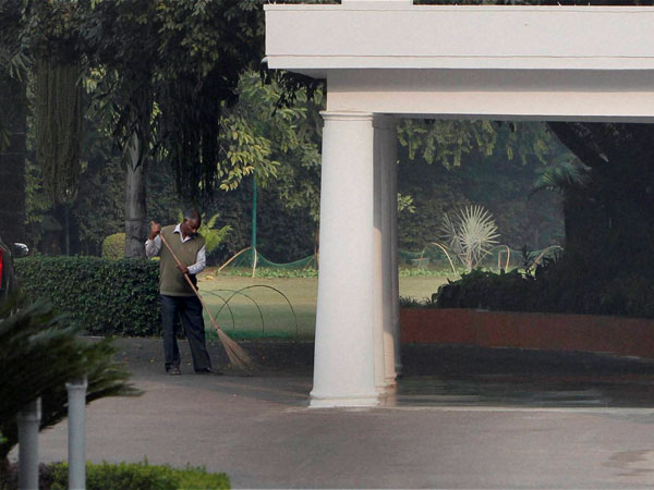  शाम को झाडू लगाना 