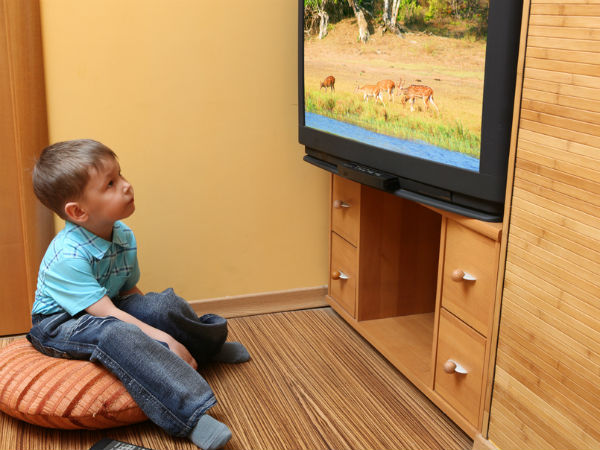 kid watching tv 