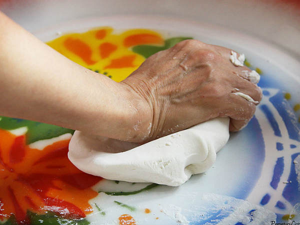 आटे को गूंदने के लिये 