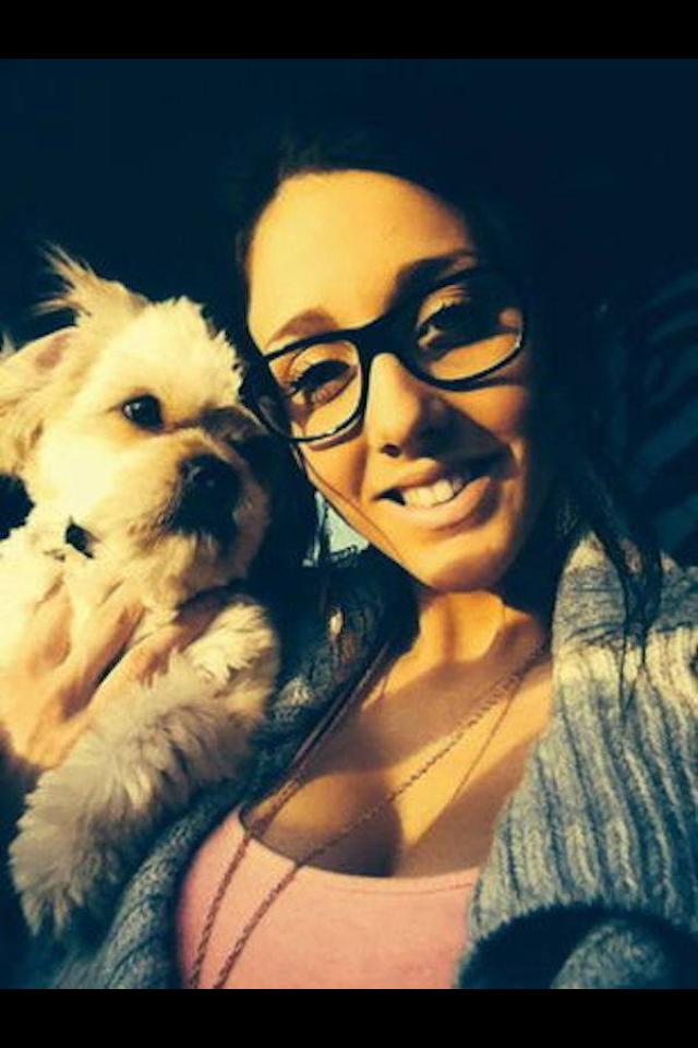 अपने डॉगी के साथ पोज देती हुई 