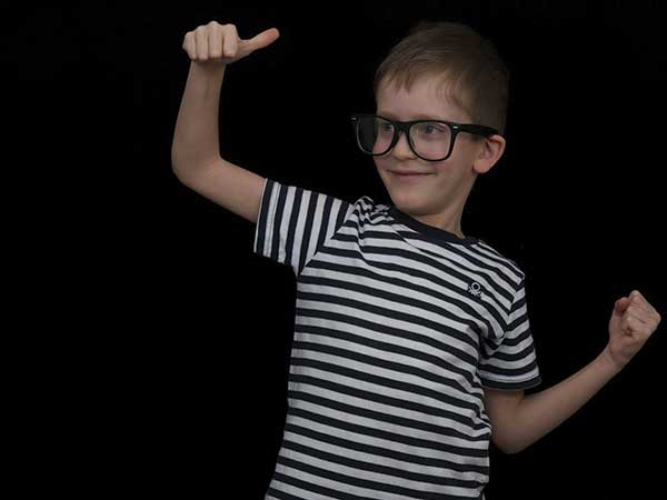  3 एक आंख बंद करता