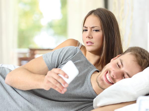 2. सवाल नहीं पूछती: