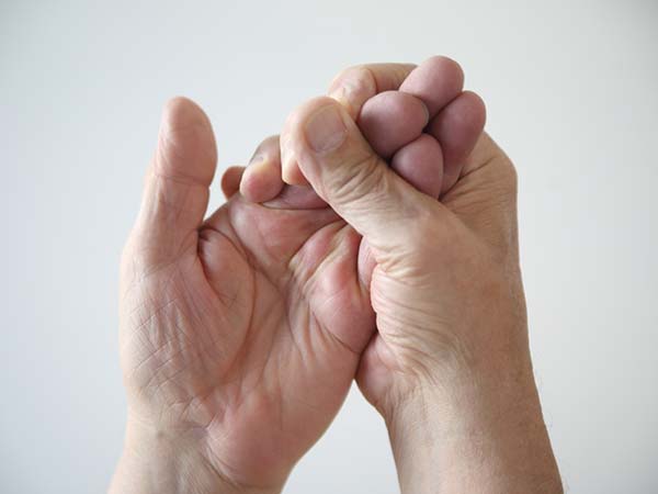 4. संवेदना कम महसूस होना: 4. संवेदना कम महसूस होना: