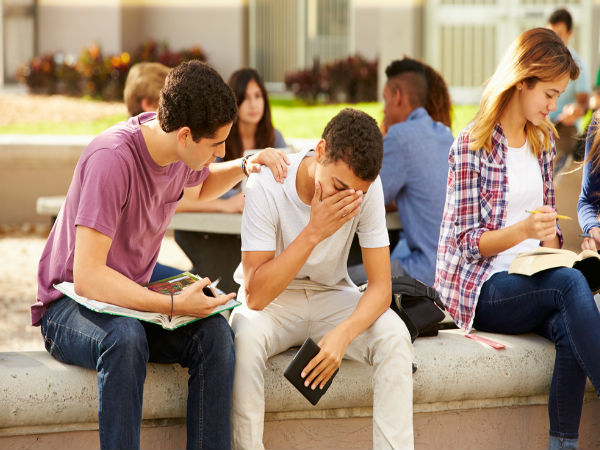 बातों को सुनते और समझते हैं