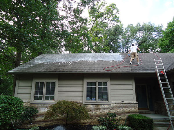 घर की छत पर रखा कबाड़