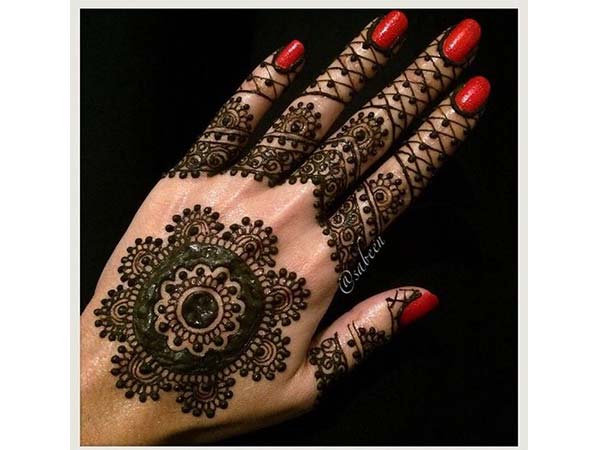  शादी के लिये जरुर ट्राई करें ये 10 ब्राइडल मेहंदी डिजाइन 