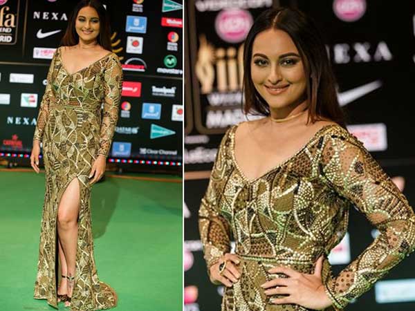  2. हाई सिल्‍ट गाउन में : 