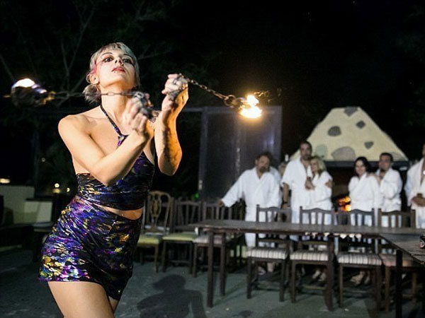 फोन या फोटो की अनुमति नहीं!