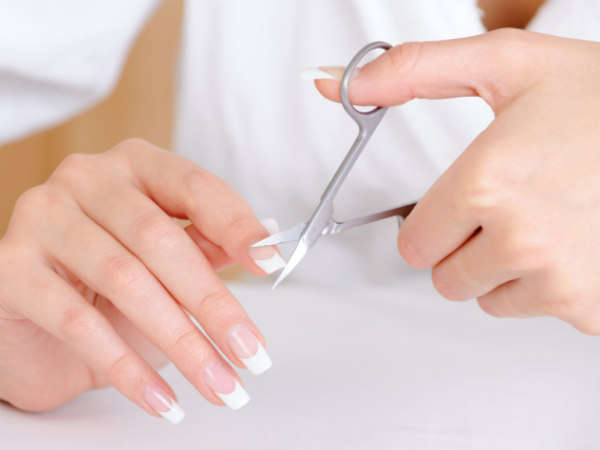  2) नाखून और बाल न काटें