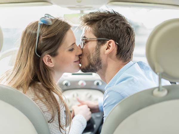 इटली: चलती कार में नहीं कर सकते है Kiss इटली: चलती कार में नहीं कर सकते है Kiss