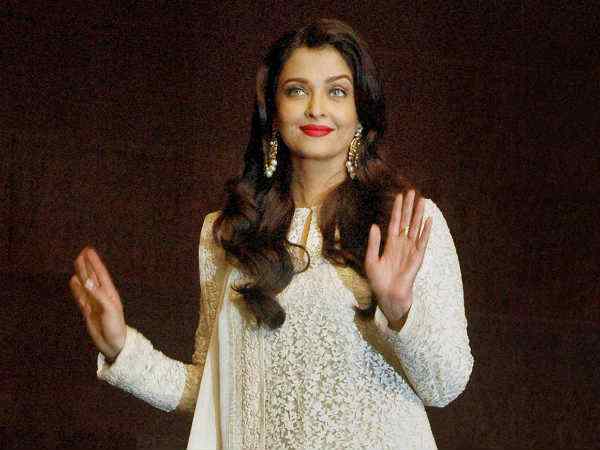 लंबी और होंठो पर बाल वाली 