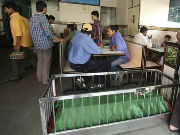 26 कब्रे है रेस्त्रां में 26 कब्रे है रेस्त्रां में