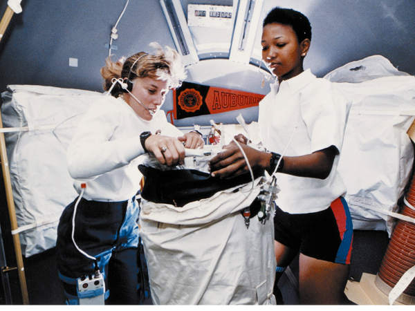 डॉक्टरों की टीम करती है मदद