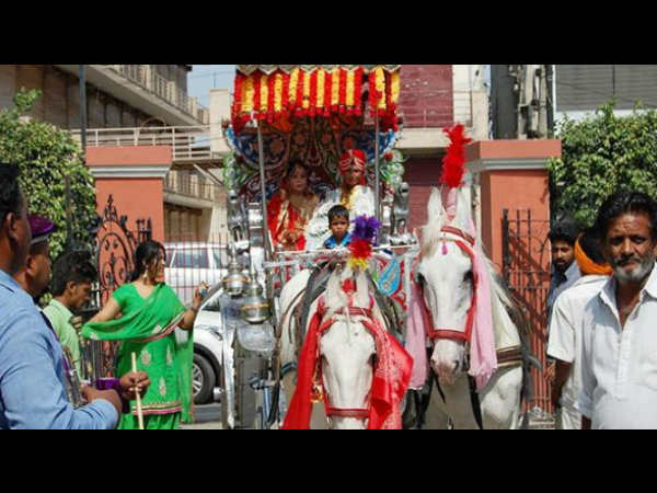 लाल पगड़ी और रथ पर सवार मनजीत 