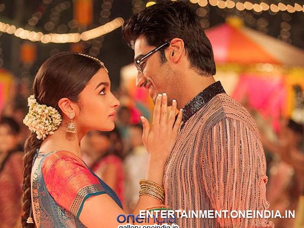  नजर से नजर मिलाके बात करें 