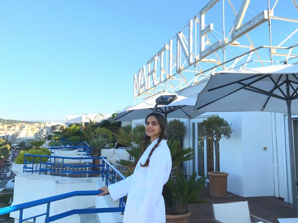 व्यू का आनंद उठाती हुई