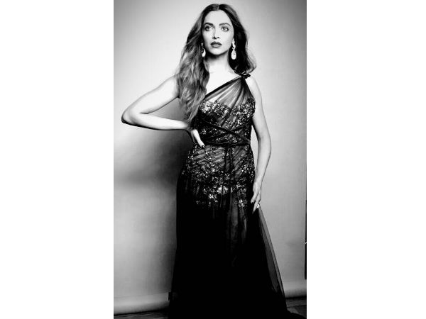  कानों में है प्‍यारी सी ईयर रिंग 