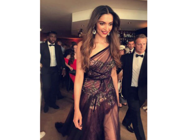  पहनी है सिंपल ज्‍वेलरी 