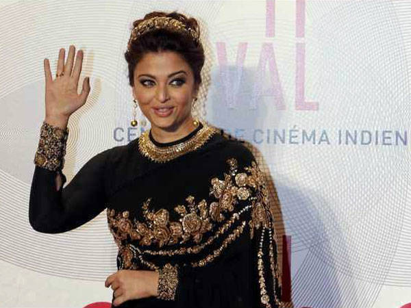  8. ब्‍लैक लहंगा साड़ी विध गोल्‍डन ब्‍लाउज 