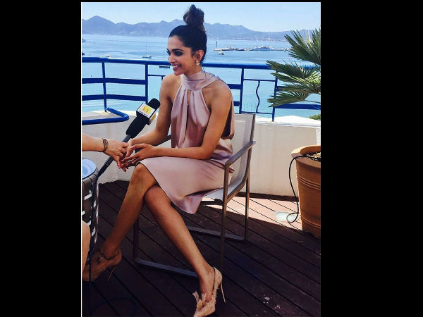 शीर वाइन कलर के बॉडीकोन ड्रेस में दिखी 