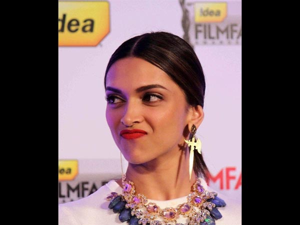 10. मिडिल पार्ट लो पॉनीटेल: