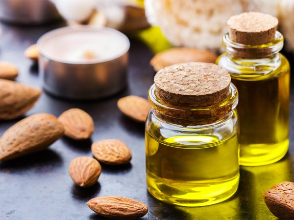 चमकदार त्वचा के लिए अंडे और बादाम का फेस मास्क चमकदार त्वचा के लिए अंडे और बादाम का फेस मास्क