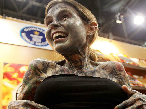 जूलिया गुनूस, टैटू से कवर है बॉडी