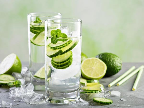 6. नारियल तेल और खीरे का रस