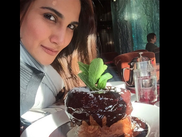 भूंख दबाए 