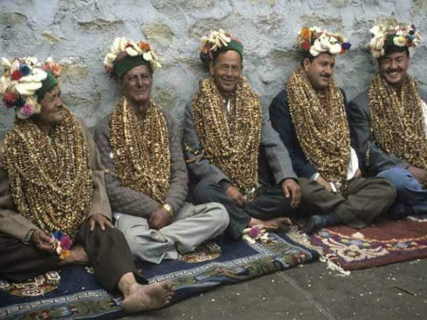 एक युवती की होती है सारे भाइयों से शादी एक युवती की होती है सारे भाइयों से शादी